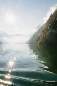 K&ouml;nigssee mit leichtem Dunst im Herbst