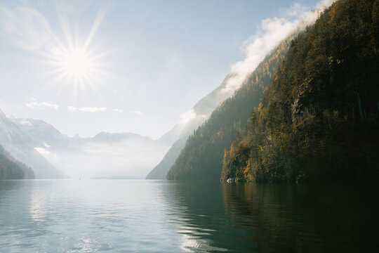 K&ouml;nigssee mit leichtem Dunst im Herbst