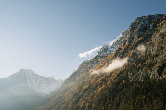 Berge im Herbst mit Schnee am K&ouml;nigssee