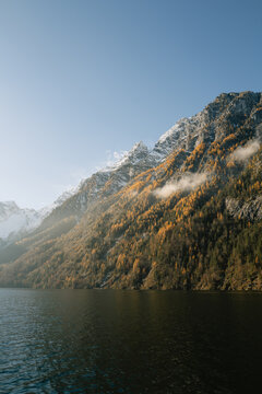 Berge im Herbst mit Schnee am K&ouml;nigssee