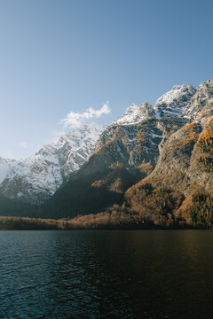 K&ouml;nigssee im Herbst mit verschneitem Watzmann