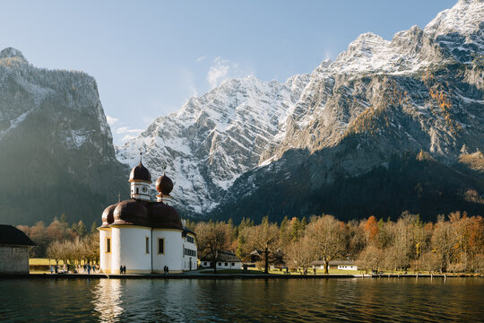 St. Bartholom&auml; im Herbst mit dem verschneiten Watzmann im Hintergrund