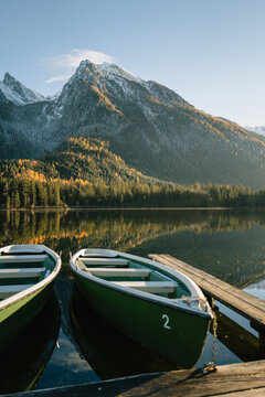 Boote am Hintersee bei Sonnenuntergang mit dem verschneiten Hochkalter im Herbst