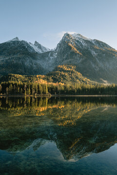 Hintersee bei Sonnenuntergang mit dem verschneiten Hochkalter im Herbst