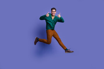 Fototapeta na wymiar Photo of cheerful satisfied man wearing stylish clothes running showing thumbs up cool feedback isolated on violet color background