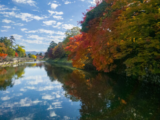 彦根城 秋を感じる内堀と紅葉の景色