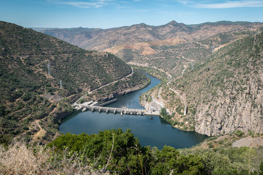Entre montes e montanhas o rio Douro e ao fundo a barragem hidroel&eacute;trica da Valeira em Tr&aacute;s os Montes, Portugal