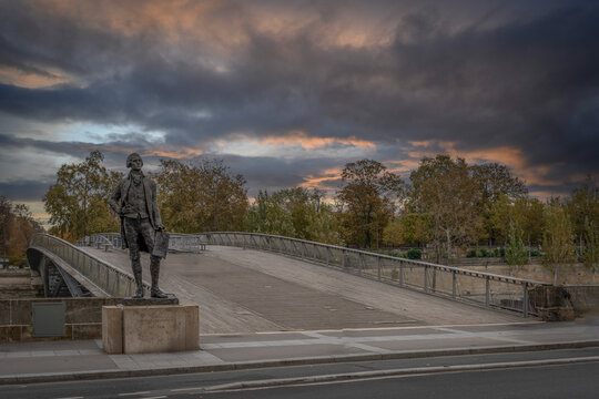 Paris, France - 11 18 2023: View from the Quai Anatole France of the Leopold-Sedar-Senghor footbridge and the statue of Thomas Jefferson.