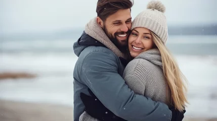 Photo sur Plexiglas Coucher de soleil sur la plage Happy couple hugging on winter beach