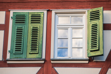 Detail Fachwerkhaus mit Sprossenfenstern und grünen Fensterladen