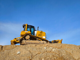 Retroescavadora num terreno a escavar a terra para a construção de uma estrada