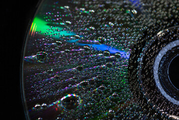 Krople wody na płycie CD, tekstura © Elżbieta Kaps