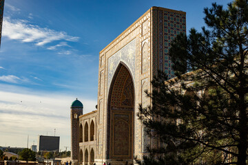 Naklejka premium the sun reflection in the evening time in a beautiful historical building in Central Asia, Registan square, Samarkand, madrasah.
