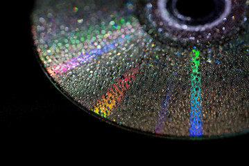 Krople wody na płycie CD na czarnym tle © Elżbieta Kaps