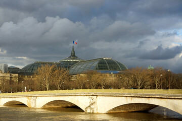 The Invalides bridge in the 7th arrondissement of Paris city - obrazy, fototapety, plakaty