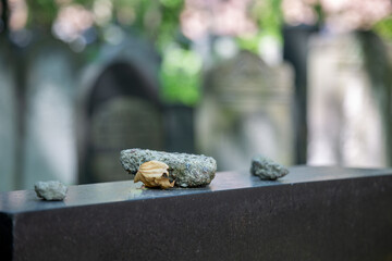 Stein auf einem Grabstein auf einem jüdischen Friedhof