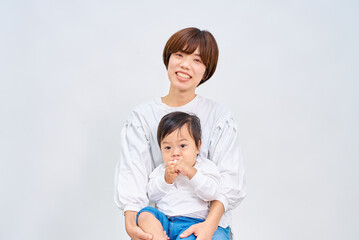 乳児を抱っこする女性