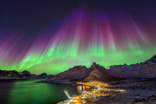 Norway, Troms og Finnmark, Mefjordvaer, Northern lights over remote fishing village on Senja island