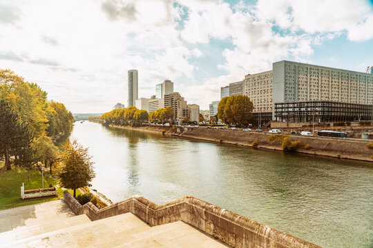 France, Ile-De-France, Paris, Seine river flowing through Quartier Bellini