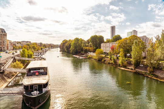 France, Ile-De-France, Paris, Seine river and Parc de LIle de Puteaux