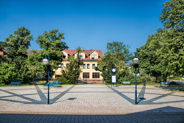 haldensleben, deutschland - idyllischer bahnhofsplatz im grünen