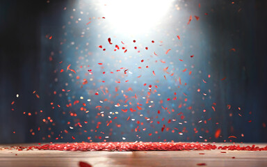 スポットライトの中赤い花びらが舞い落ちるドラマチックな舞台背景 - obrazy, fototapety, plakaty