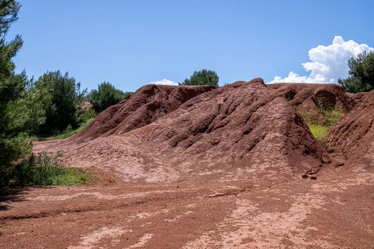 Sandh&uuml;gel aus roter Erde und B&auml;umen