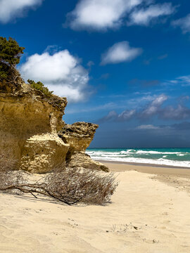 Sandstrand mit Felsen und Meeresbrandung 