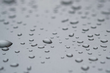 Drops of water running out on the floor It's a lot of small pellets when it rains. Make the image reflected in the water drop.