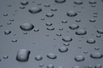 Drops of water running out on the floor It's a lot of small pellets when it rains. Make the image reflected in the water drop.