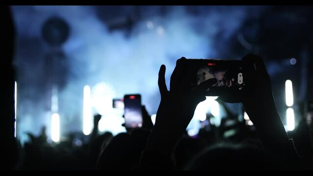 Streaming a music concert to social media via smartphone