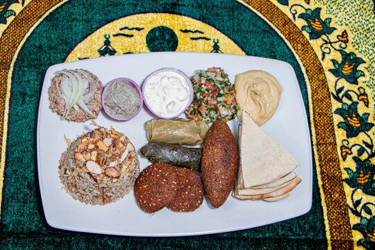 Hummus, kaboom, quipe, falafel, ensalada tabule y pan pita &Aacute;rabe