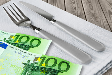 Besteck und Euro Geldscheine mit Serviette