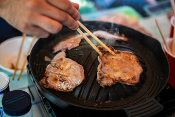 牛タンを焼く