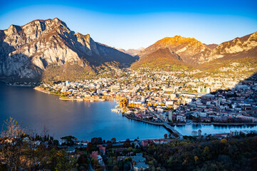 The city of lecco, shot from above, by day, with the surrounding mountains.
 - obrazy, fototapety, plakaty