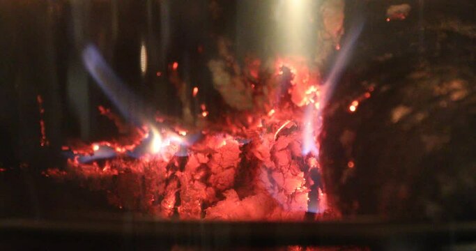 Glut und Flammen im Ofen
