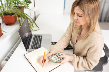 Obraz na płótnie Canvas woman pays taxes on laptop