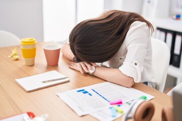 Young caucasian woman business worker stressed at office