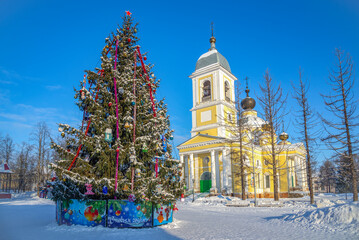 Christmas tree at the ancient Cathedral of the Assumption of the Blessed Virgin Mary. Myshkin, Yaroslavl region, Russia - obrazy, fototapety, plakaty
