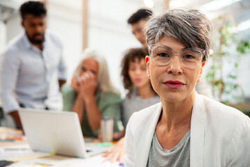 Obraz premium Female agency manager looking at the camera during meeting