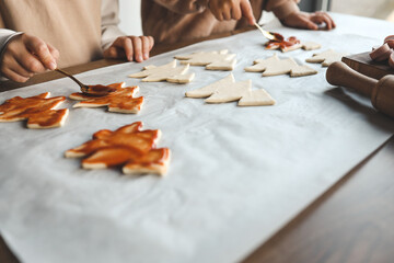 Child making pizza in the shape of a Christmas tree, activity idea