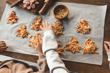 Child making pizza in the shape of a Christmas tree, activity idea