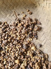 Granos de café en una cesta