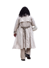 Femme  adulte vue de dos,  marchant en automne, portant un long trench beige, un pantalon beige et des chaussures foncées, cheveux bouclés noirs