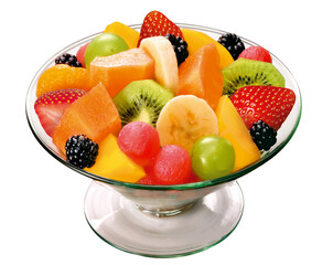 tigela com salada de frutas frescas isolado em fundo transparente - prato com banana, mamão,...