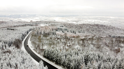 Straße in Winterlandschaft