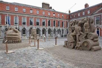 Dublino – Sculture di sabbia in esposizione nel cortile del castello