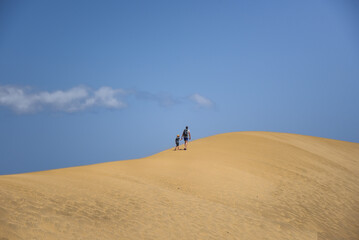 Vater und Sohn wandern in den Sanddünen auf der Insel Gran Canaria - obrazy, fototapety, plakaty