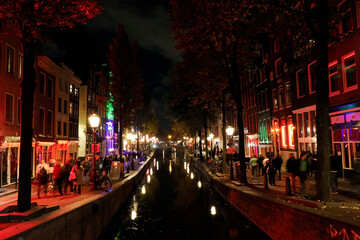 amsterdam red light district at night - obrazy, fototapety, plakaty
