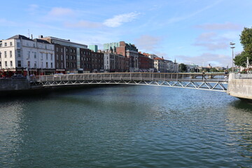 Obraz premium Dublino - Ponte pedonale Millennium Bridge da Ormond Quay Lower